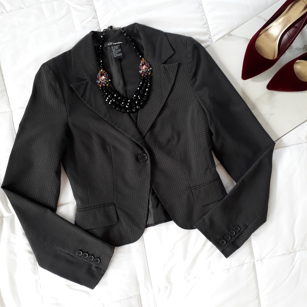 🦩 5/$25 🦩 Black Pinstripe Cropped Blazer SZ - M